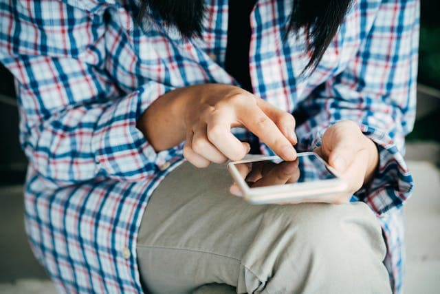 What to Do with Your Old Mobile Phones? Smart Solutions